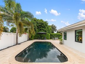 1080 E Country Club Cir, Plantation FL 33317