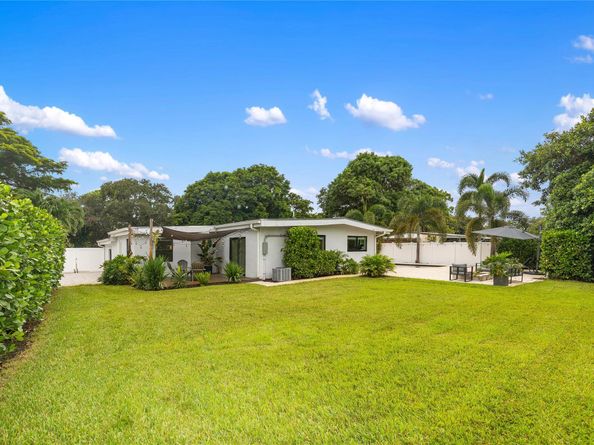 1080 E Country Club Cir, Plantation FL 33317