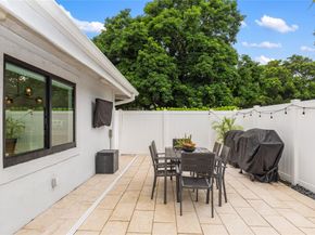 1080 E Country Club Cir, Plantation FL 33317