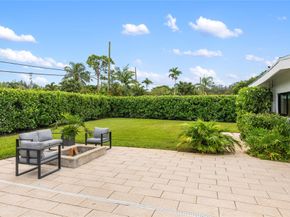1080 E Country Club Cir, Plantation FL 33317
