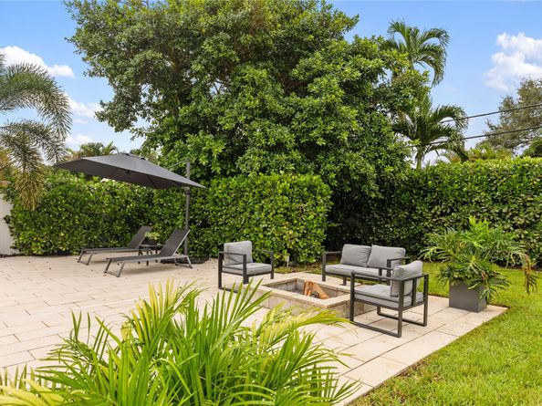 1080 E Country Club Cir, Plantation FL 33317