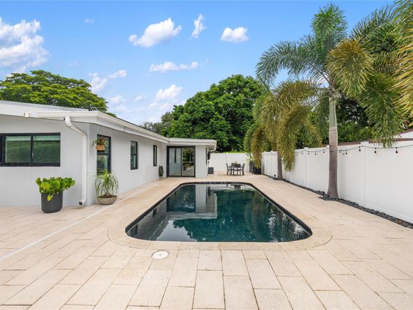 1080 E Country Club Cir, Plantation FL 33317