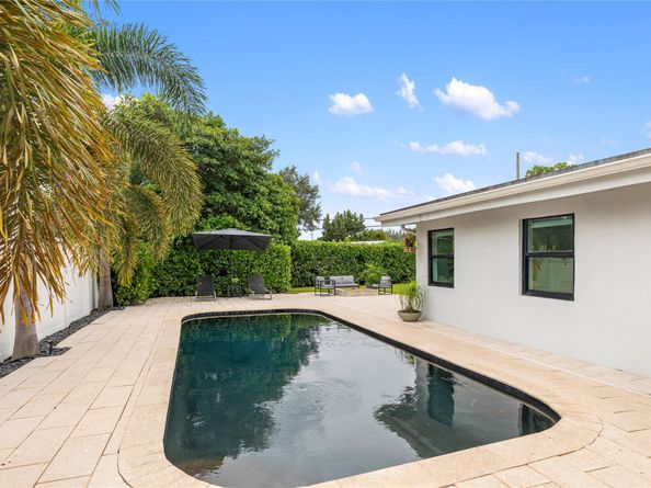 1080 E Country Club Cir, Plantation FL 33317