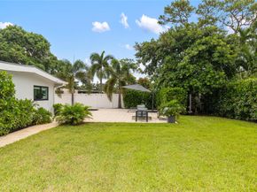 1080 E Country Club Cir, Plantation FL 33317