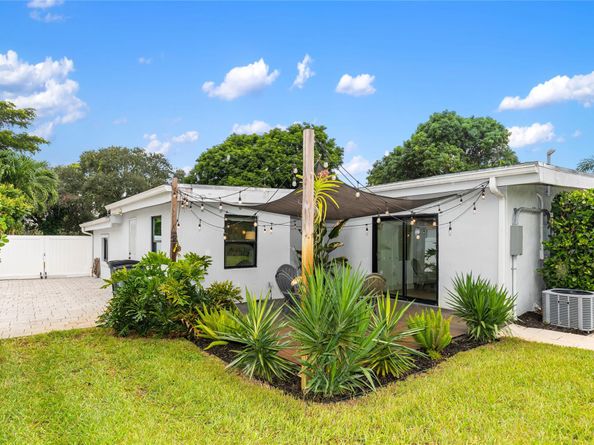 1080 E Country Club Cir, Plantation FL 33317