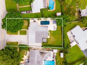 1080 E Country Club Cir, Plantation FL 33317