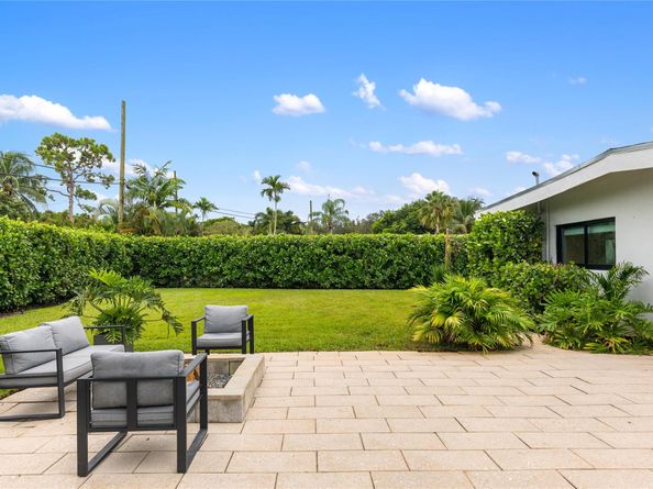 1080 E Country Club Cir, Plantation FL 33317
