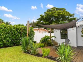 1080 E Country Club Cir, Plantation FL 33317