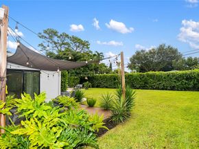 1080 E Country Club Cir, Plantation FL 33317