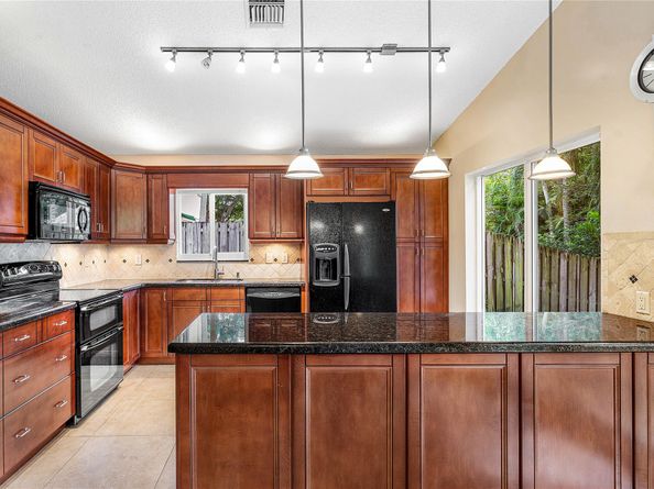 1443 Banyan Cir, Pompano Beach FL 33069