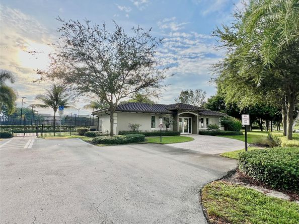 981 Hillcrest Ct 306, Hollywood FL 33021