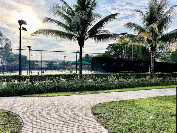 981 Hillcrest Ct 306, Hollywood FL 33021