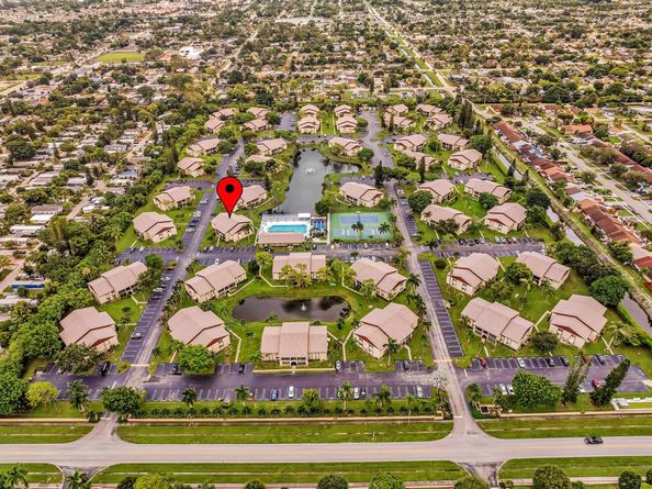 342 Pine Ridge Circle D2, Greenacres FL 33463
