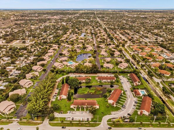 342 Pine Ridge Circle D2, Greenacres FL 33463