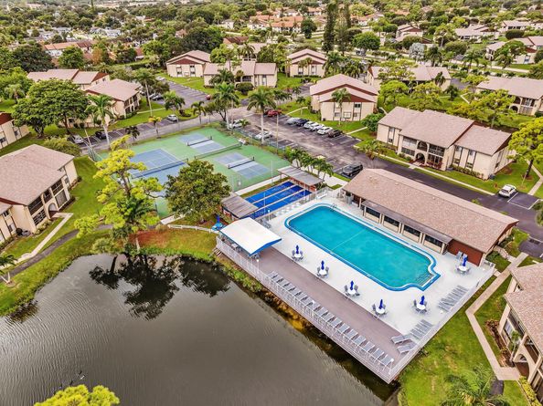 342 Pine Ridge Circle D2, Greenacres FL 33463