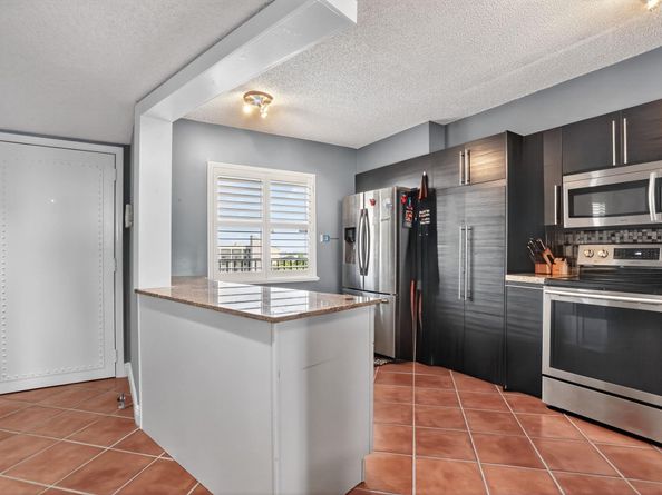 2202 S Cypress Bend Dr 906, Pompano Beach FL 33069