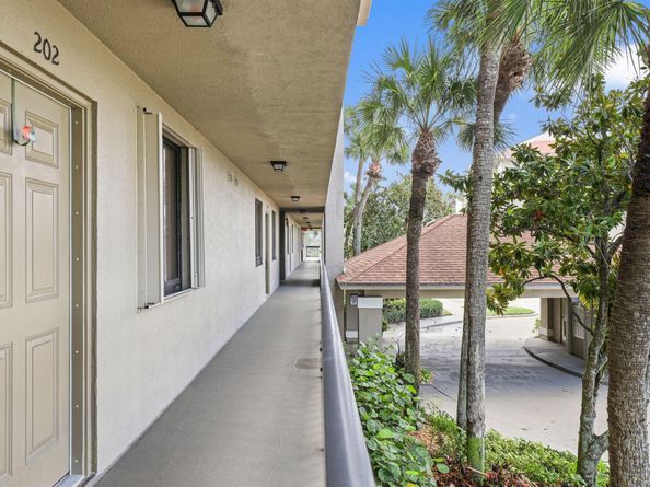101 S Seas Drive 202, Jupiter FL 33477