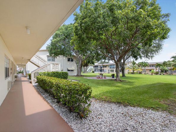 221 Coventry J, West Palm Beach FL 33417