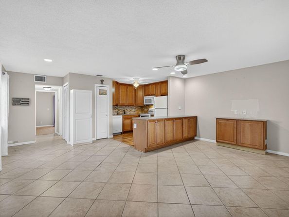 221 Coventry J, West Palm Beach FL 33417