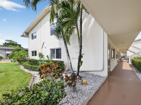 221 Coventry J, West Palm Beach FL 33417