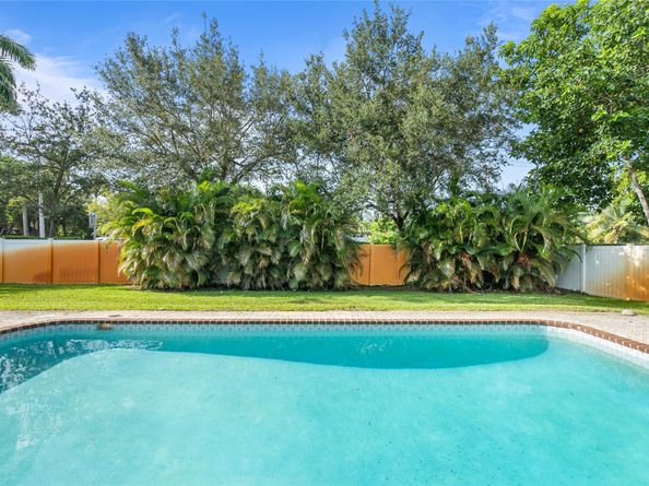 5341 SW 1st St, Plantation FL 33317