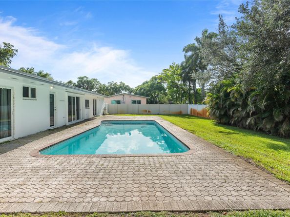 5341 SW 1st St, Plantation FL 33317