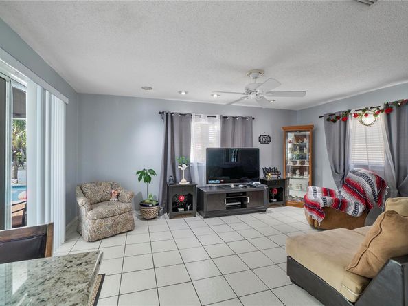 7940 NW 8th St, Margate FL 33063