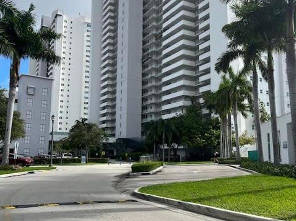 14951 Royal Oaks Ln 808, North Miami FL 33181