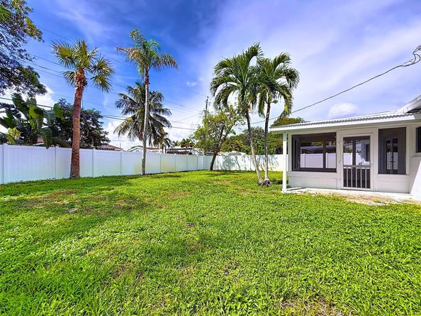 12 SW 13th St, Deerfield Beach FL 33441