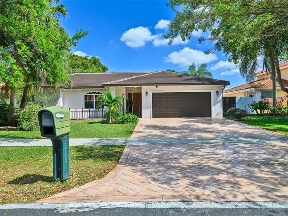 5210 Hawkes Bluff Ave, Davie FL 33331