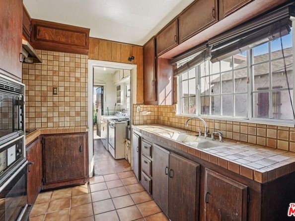 2037 W 64th Street, Los Angeles CA 90047