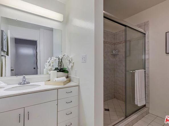 820 California Avenue 201, Santa Monica CA 90403