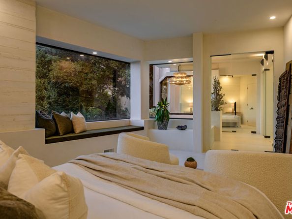 8896 Lookout Mountain Avenue, Los Angeles CA 90046