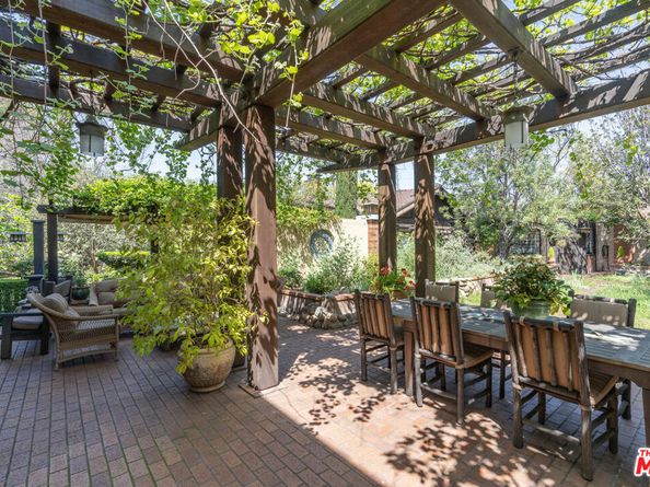 111 S Van Ness Avenue, Los Angeles CA 90004