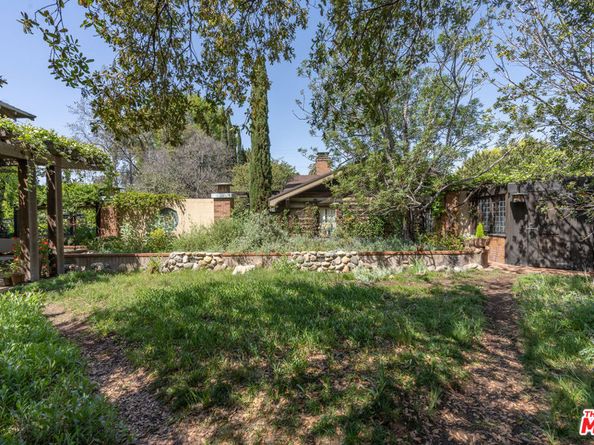 111 S Van Ness Avenue, Los Angeles CA 90004