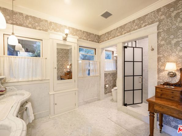 111 S Van Ness Avenue, Los Angeles CA 90004