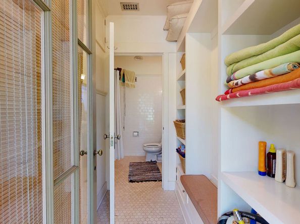 111 S Van Ness Avenue, Los Angeles CA 90004