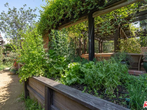 111 S Van Ness Avenue, Los Angeles CA 90004