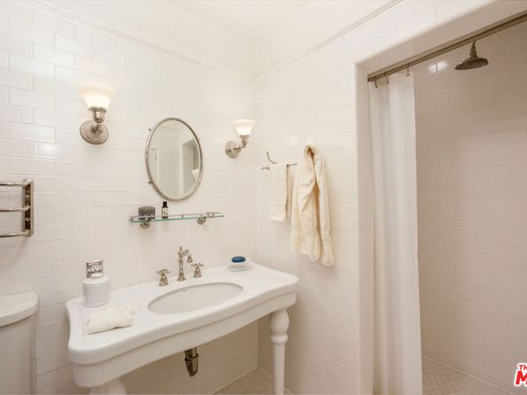 111 S Van Ness Avenue, Los Angeles CA 90004