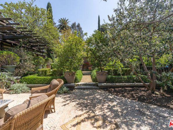 111 S Van Ness Avenue, Los Angeles CA 90004