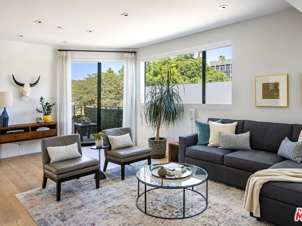 6687 W Daychar Drive, Los Angeles CA 90028
