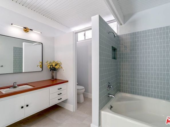 7530 Sunnywood Lane, Los Angeles CA 90046