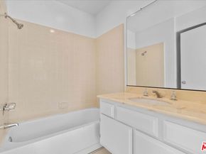 6323 Reseda Boulevard 6, Tarzana CA 91335