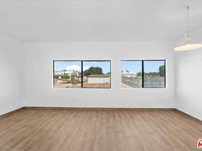 6323 Reseda Boulevard 6, Tarzana CA 91335