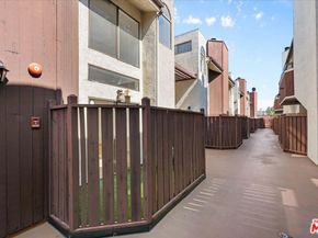 6323 Reseda Boulevard 6, Tarzana CA 91335