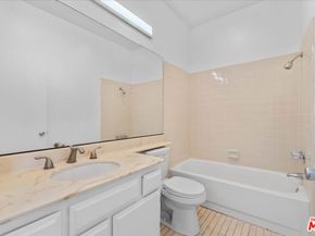 6323 Reseda Boulevard 6, Tarzana CA 91335