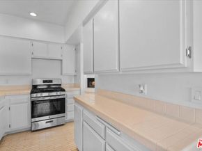 6323 Reseda Boulevard 6, Tarzana CA 91335