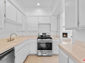 6323 Reseda Boulevard 6, Tarzana CA 91335