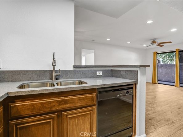 22100 Burbank 130C, Woodland Hills CA 91367
