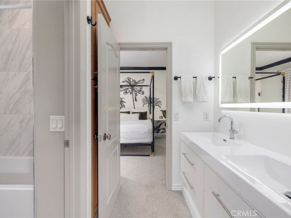 8 Upland, Irvine CA 92602